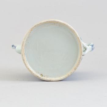 Two teapots with cover, Qing dynasty, late 19th century.