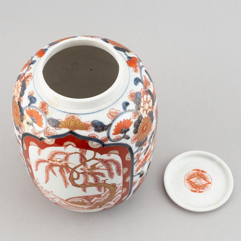 A Japanese imari jar with cover, Meiji (1868-1912).