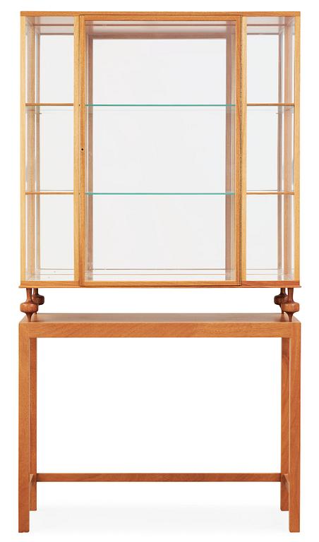 A Josef Frank mahogany show case cabinet, model 2077, Firma Svenskt Tenn.