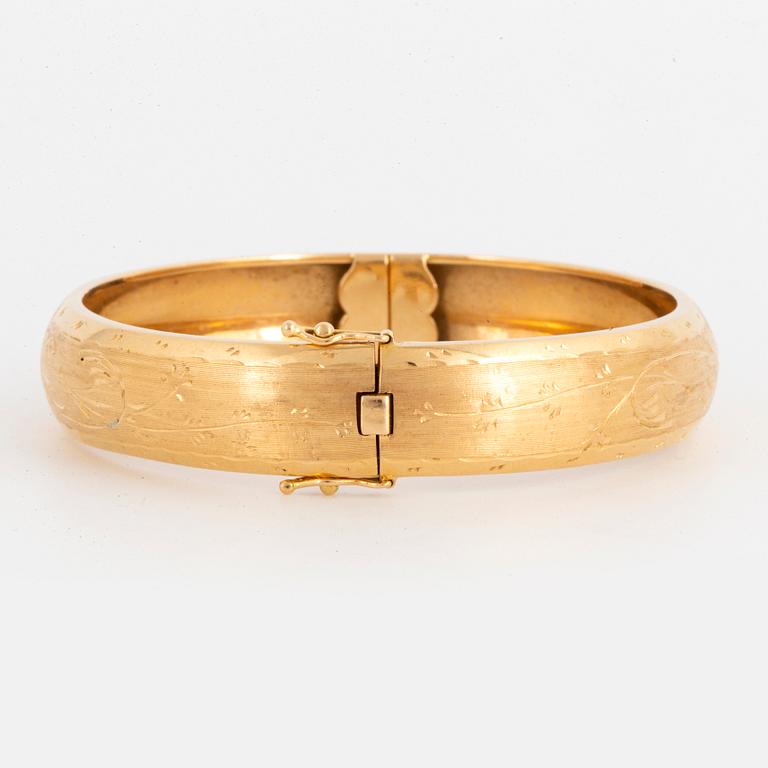 18K gold bangle.