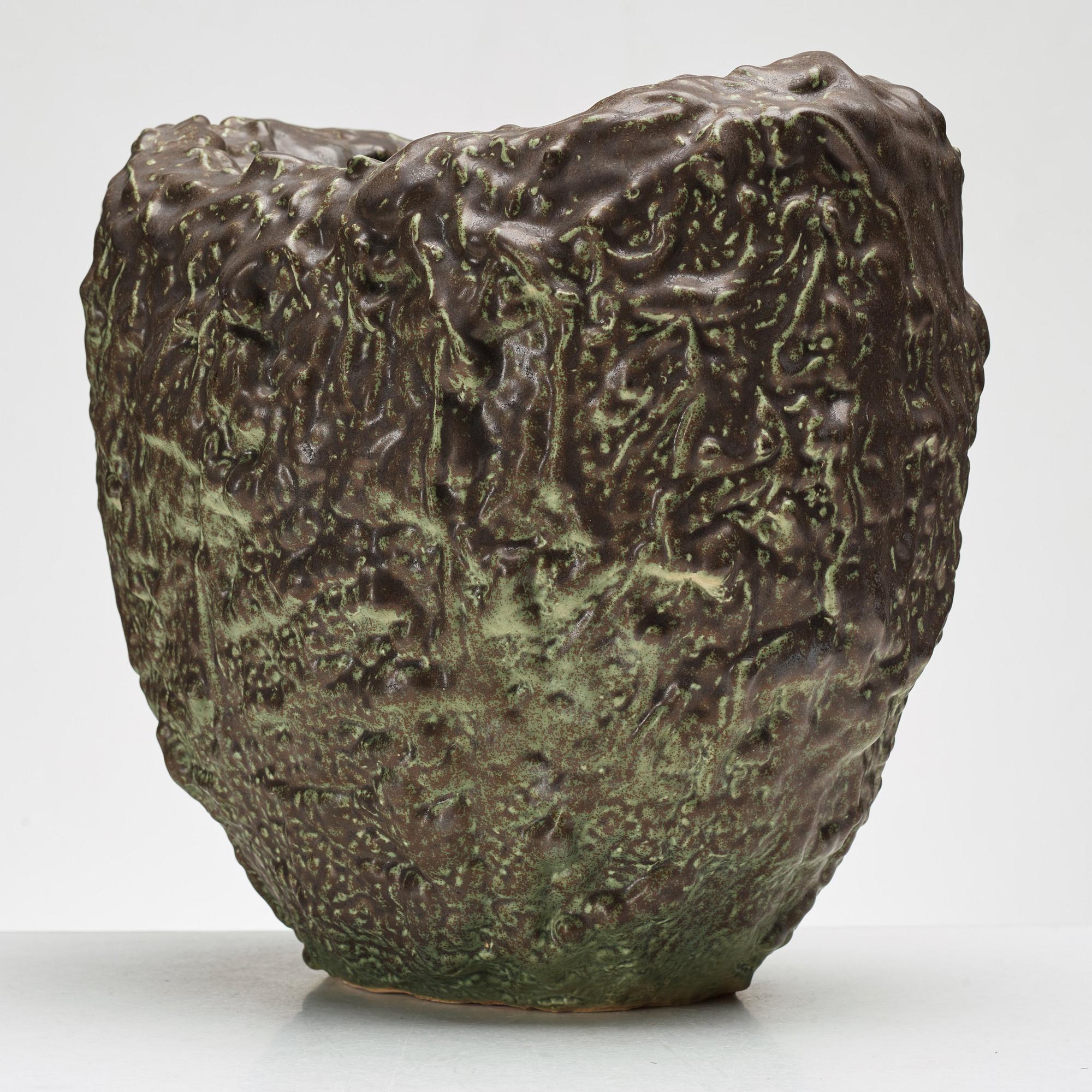 Mårten Medbo, vas, signerad och daterad 2001.