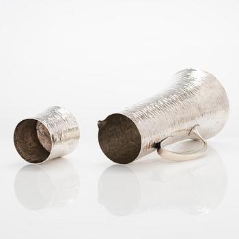Tapio Wirkkala, tillbringare och bägare, silver resp. sterlingsilver, Kultakeskus, Tavastehus, 1981 och 1970.