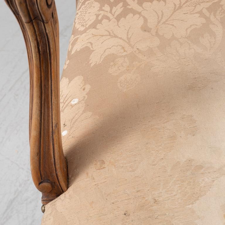 Karmstolar, ett par, rokokostil, 1900-talets första hälft.