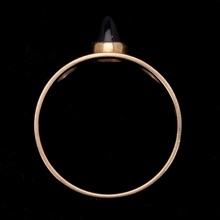 RING, guld 14K, cabochonslipad ametist. Kupittaan Kulta 1959. Vikt 4,2 g.