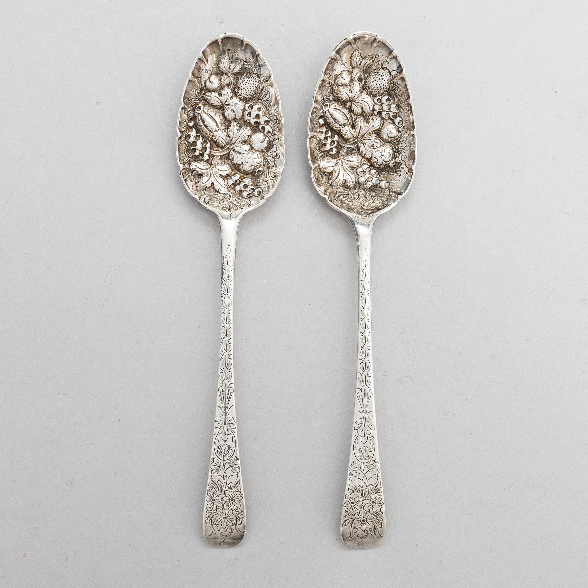 Lusikkapari, Lontoo 1787-91, purkki, Lontoo 1891 ja vati, Chester 1906, sterlinghopeaa, Englanti.