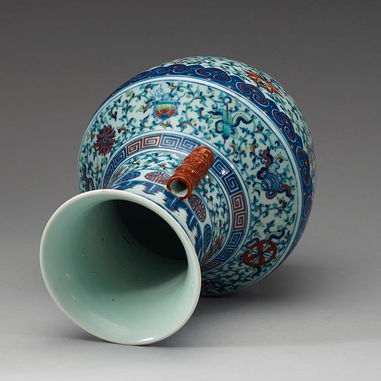 VAS, porslin. Qing dynastin, 1800-tal, med Qianlongs sigillmärke.