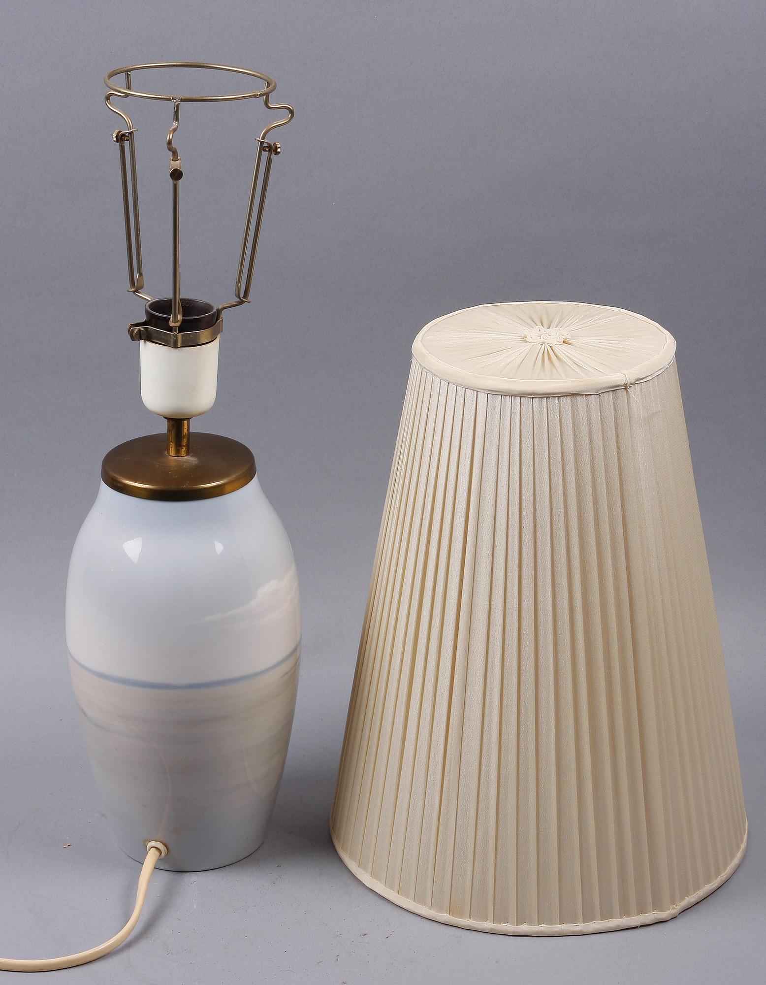 BORDSLAMPA, porslin, Bing o Gröndal. 1900-tal.