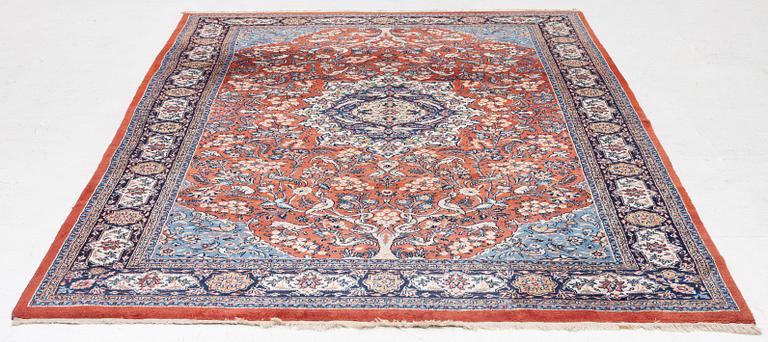 A Sarouk carpet, c. 330 x 215 cm.