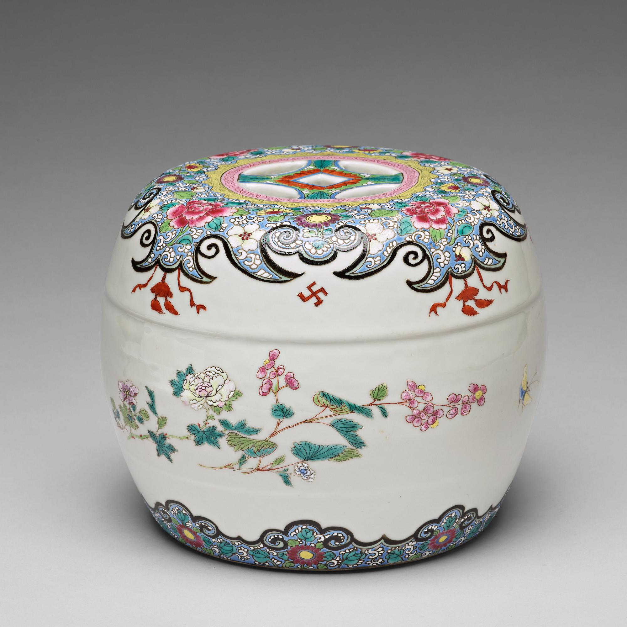 A small famille rose garden seat/stand, Qing dynasty, circa 1900.