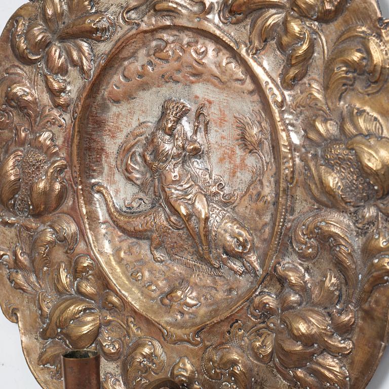 LJUSPLÅTAR, för ett ljus, ett par, barock, 1600-talets senare del, Sverige eller Tyskland/Nederländerna.