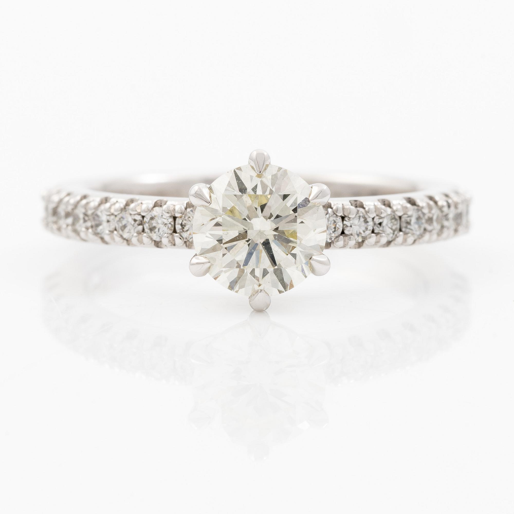 Ring 14K white gold set with brilliant-cut diamonds, accompanied by IGI report.