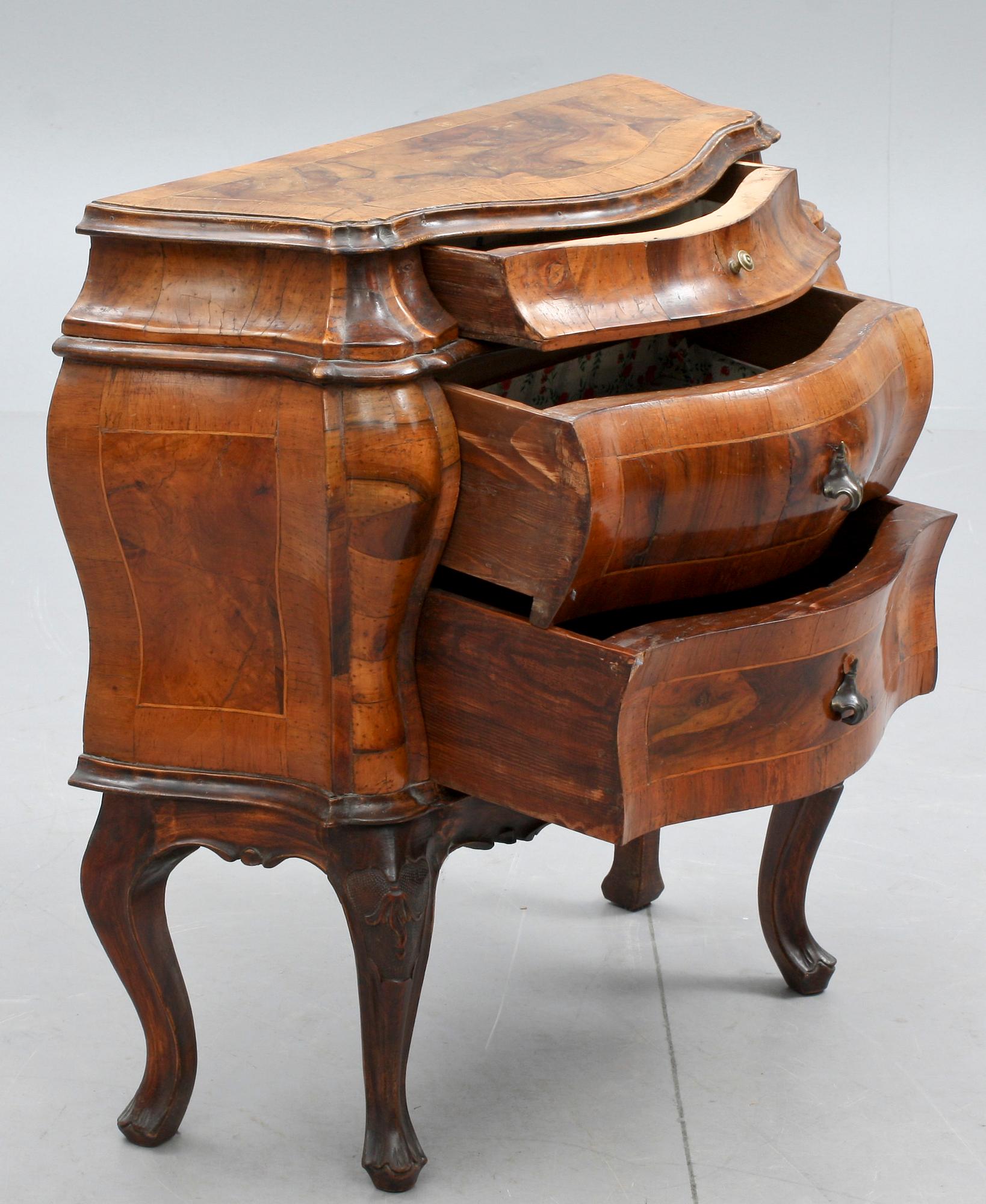 BYRÅ, rokokostil, troligen Italien. 1900-talets första hälft.