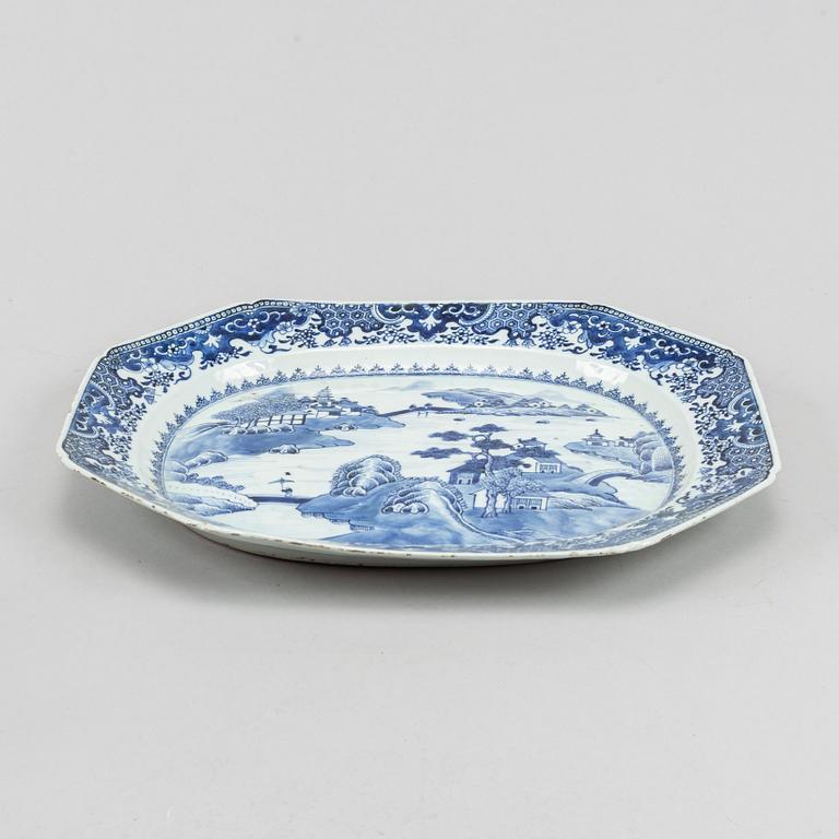 A blue and white export porcelain serving dish, Qing dynasty, Qianlong (1736-95).