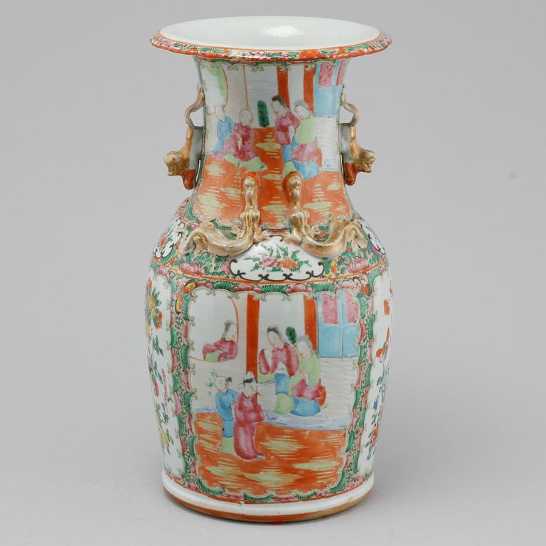 A KANTON VASE, late Qing dynasty (1644-1912).