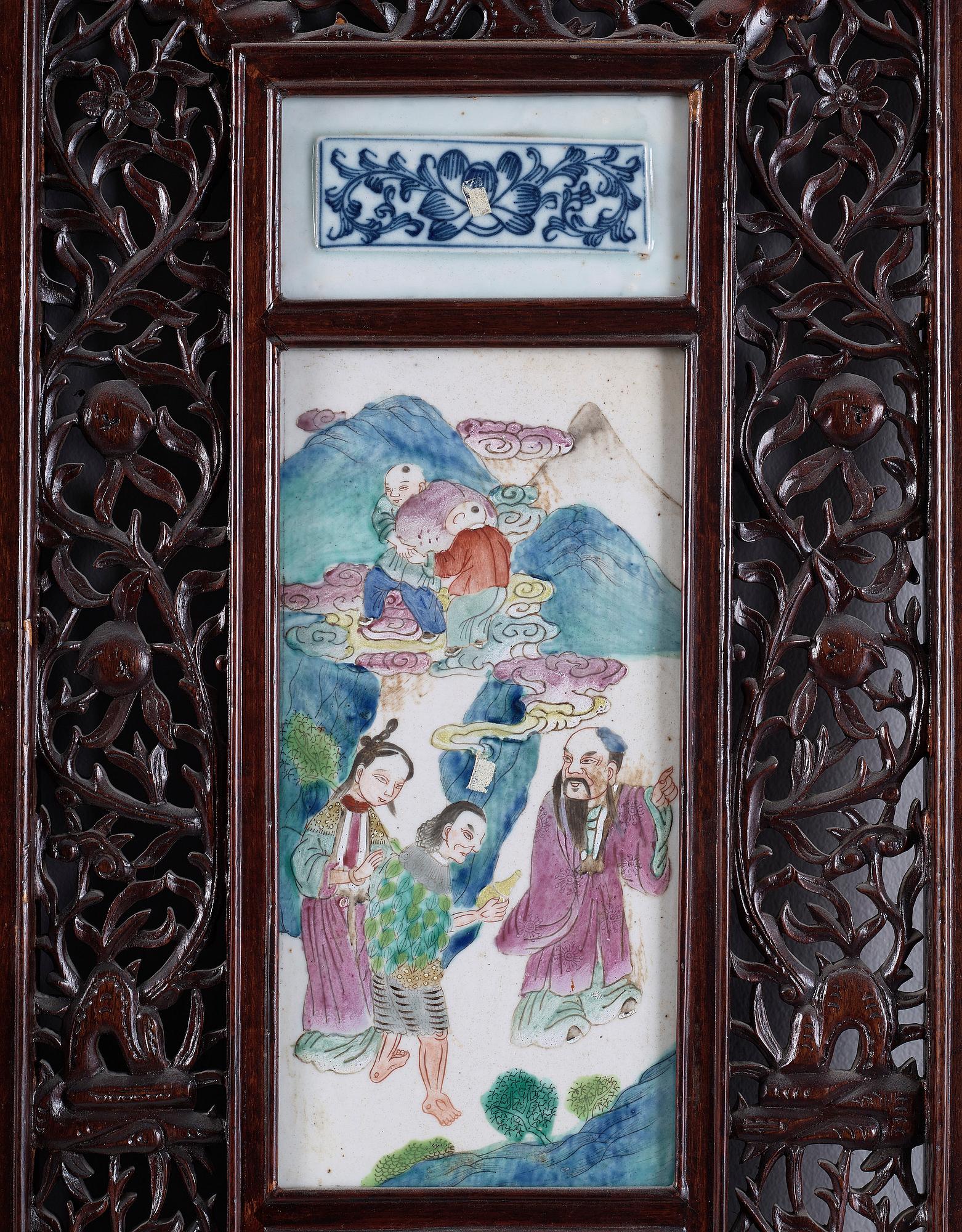 PANELER, 2 stycken, trä och porslin, Kina, 1900-talets andra hälft.