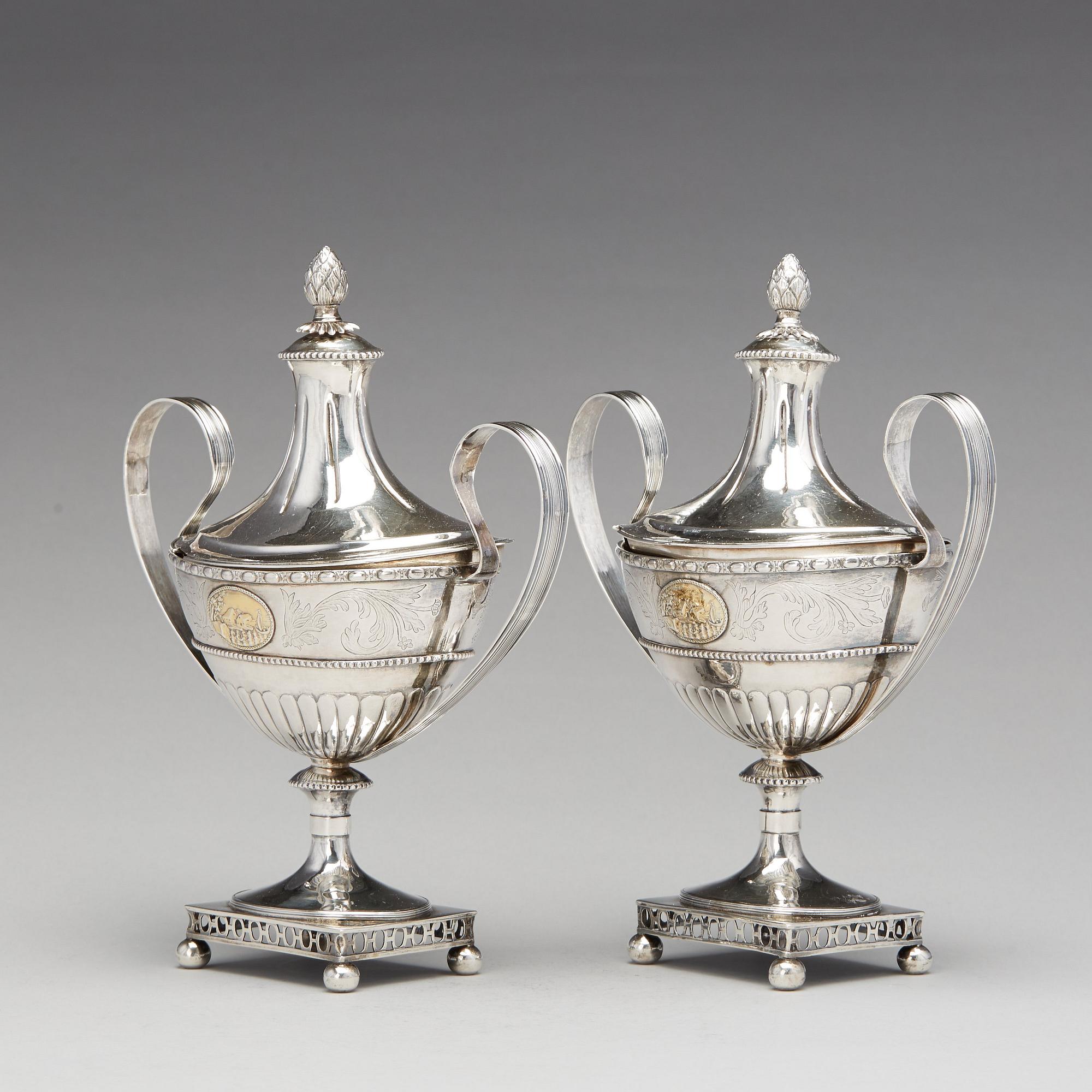 Hans Lyberg, sockerskålar med lock, ett par, silver, Borås 1805. Sengustavianska.