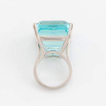 Ring 18K vitguld med en trappslipad akvamarin.