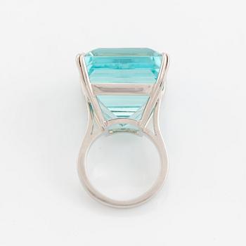 An 18K white gold ring set with a step-cut aquamarine.