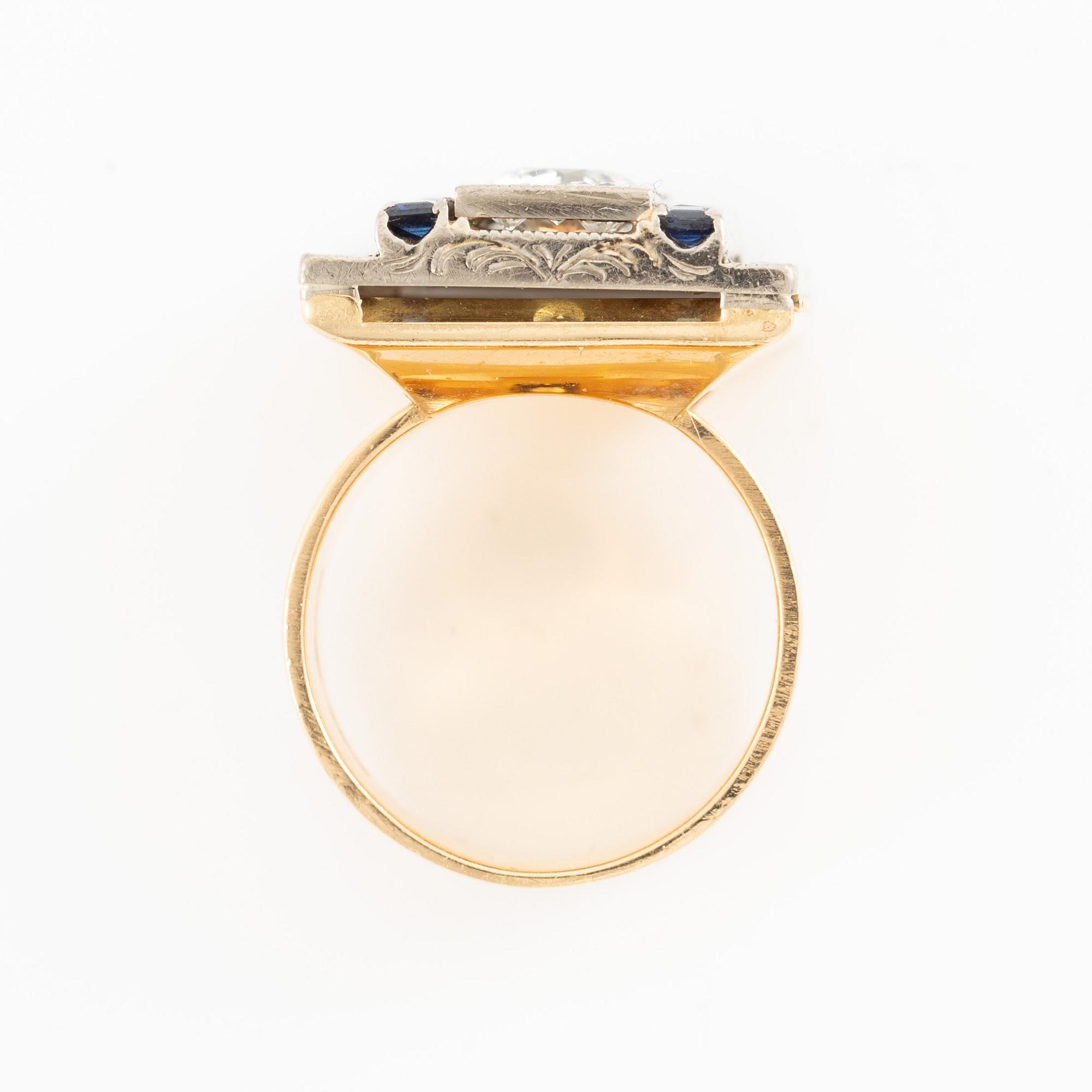 Ring 18K guld med gammalslipad diamant, briljantslipade och baguetteslipade diamanter samt carréslipade safirer.