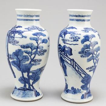 A pair of blue and white vases, Qing dynasty, 19th Century.