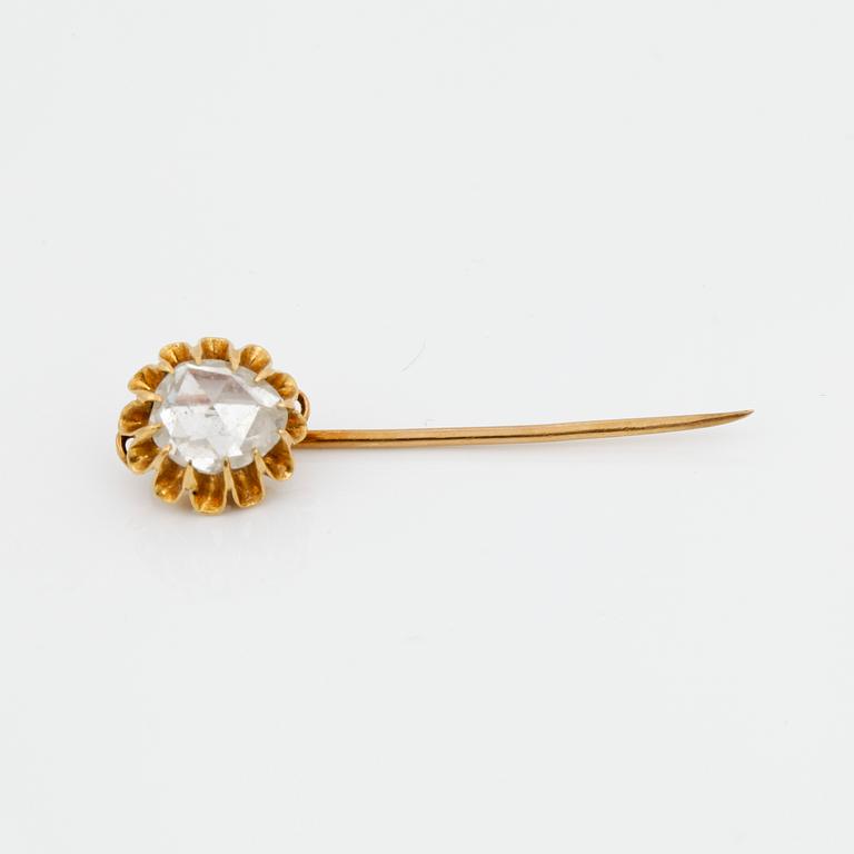 KRAVATTNÅL, 14 k guld med rosenslipad diamant. 1900-tal. Totalvikt ca 2 gram.