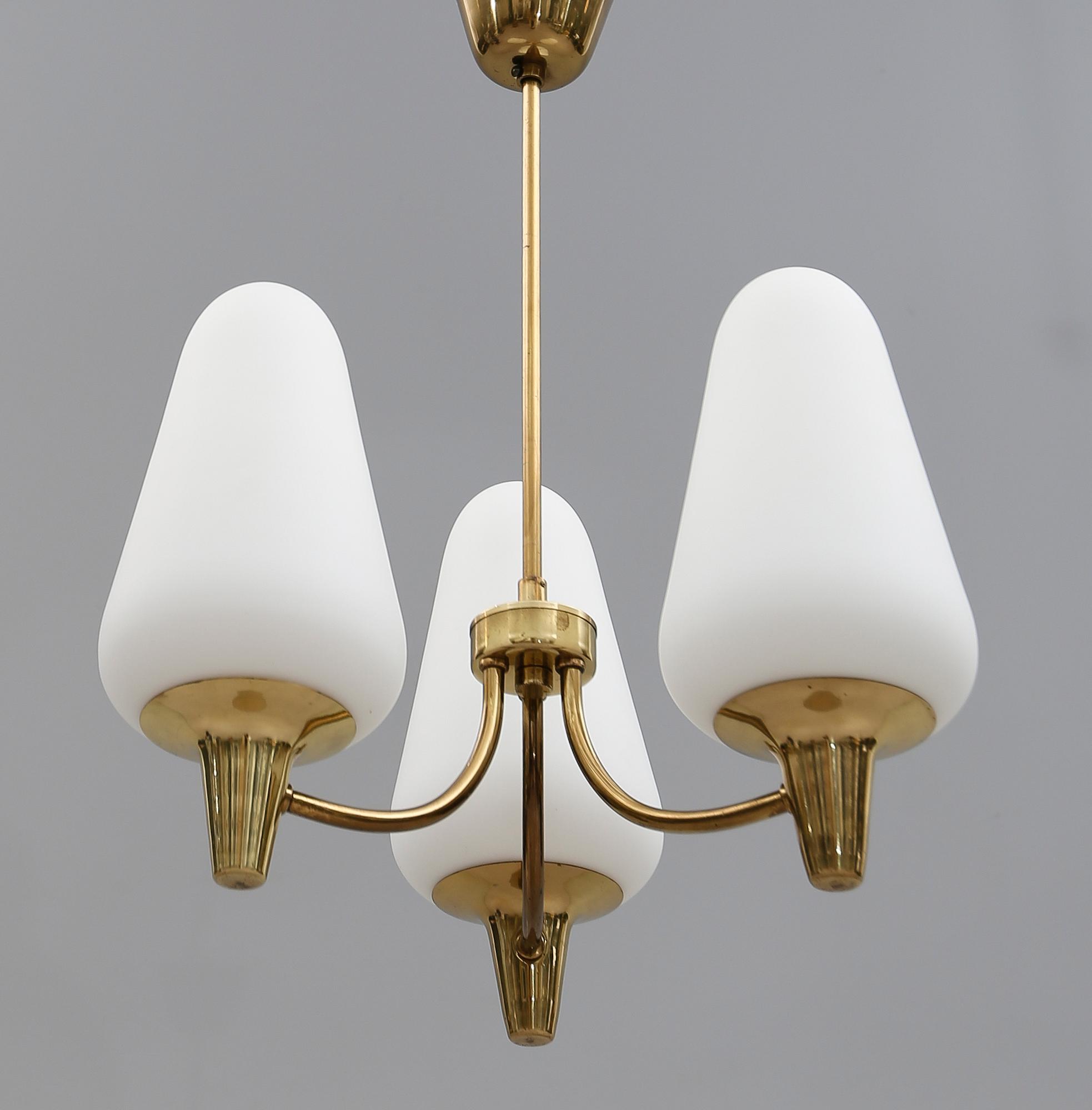 TAKLAMPA, 1900-talets första hälft. Höjd 55 cm.