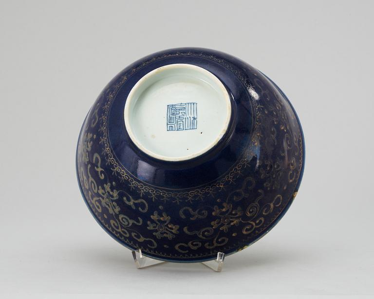 SKÅL, porslin. Qing dynastin, med sigillmärke i underglasyrblått.
