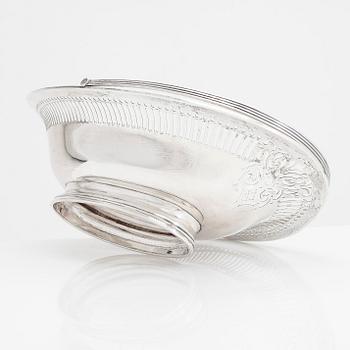 Haseler Brothers, an early 20th-century sterling silver bread basket, Chester 1903.