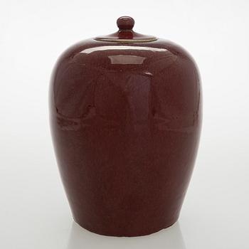 A Chinese ceramic lidded jar, Qing dynasty, 20th century.
