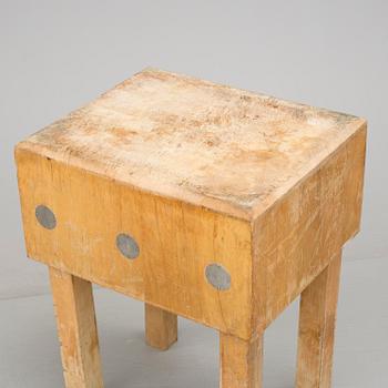 SLAKTARBÄNK /STYCKBÄNK, etikettmärkt "Aktiebolaget, Wexiö Mek, Verkstad, Växjö, Sweden" omkring 1900-talets mitt.