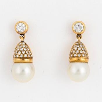 EARRINGS, 18 carat gold with 9 mm cultured pearls and diamonds approx. 0.90 cts.