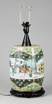 BORDSLAMPA / PALL, porslin, Kangxistil, Kina, sekelskifte 1800/1900.