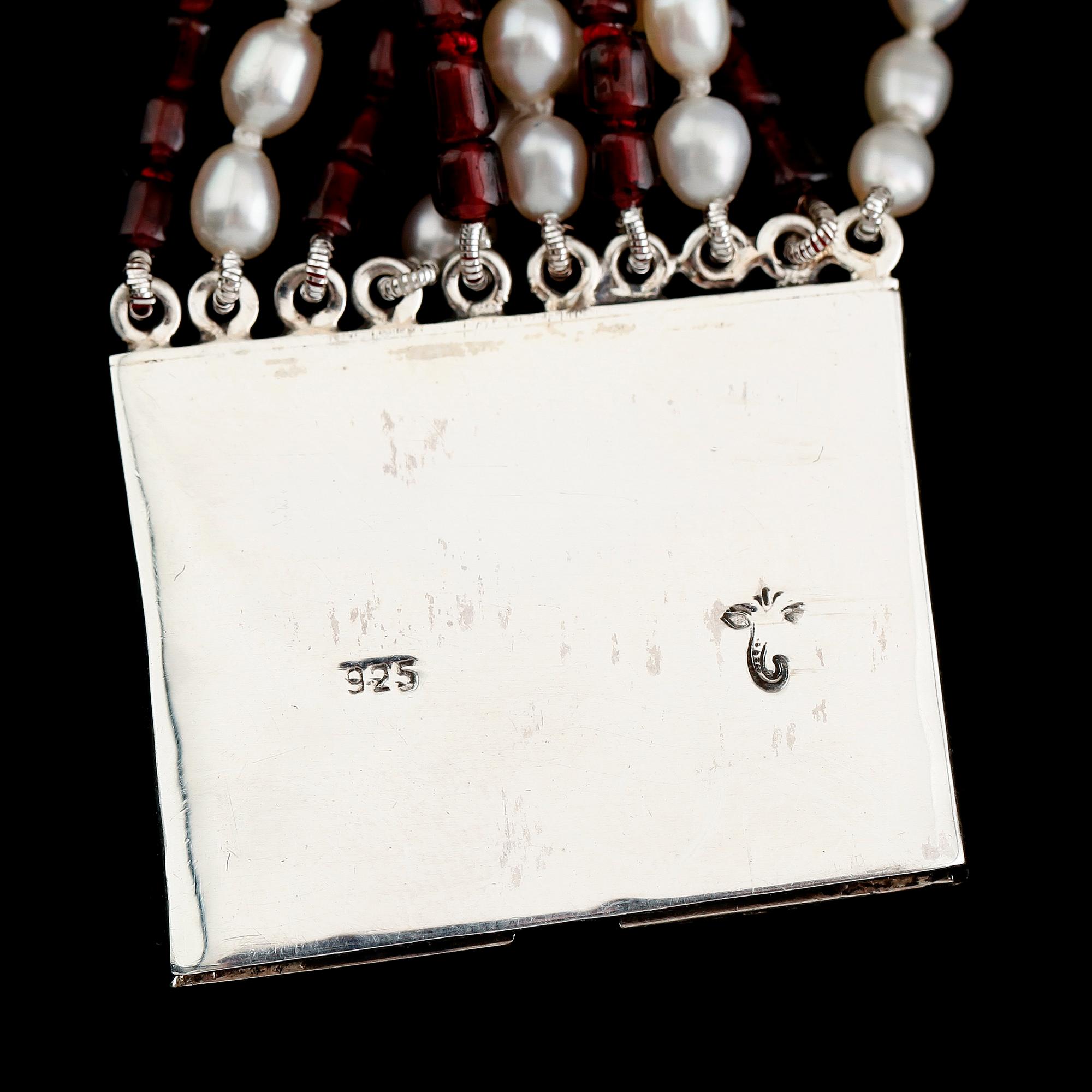 ARMBAND, sterlingsilver, granater och odlade pärlor.