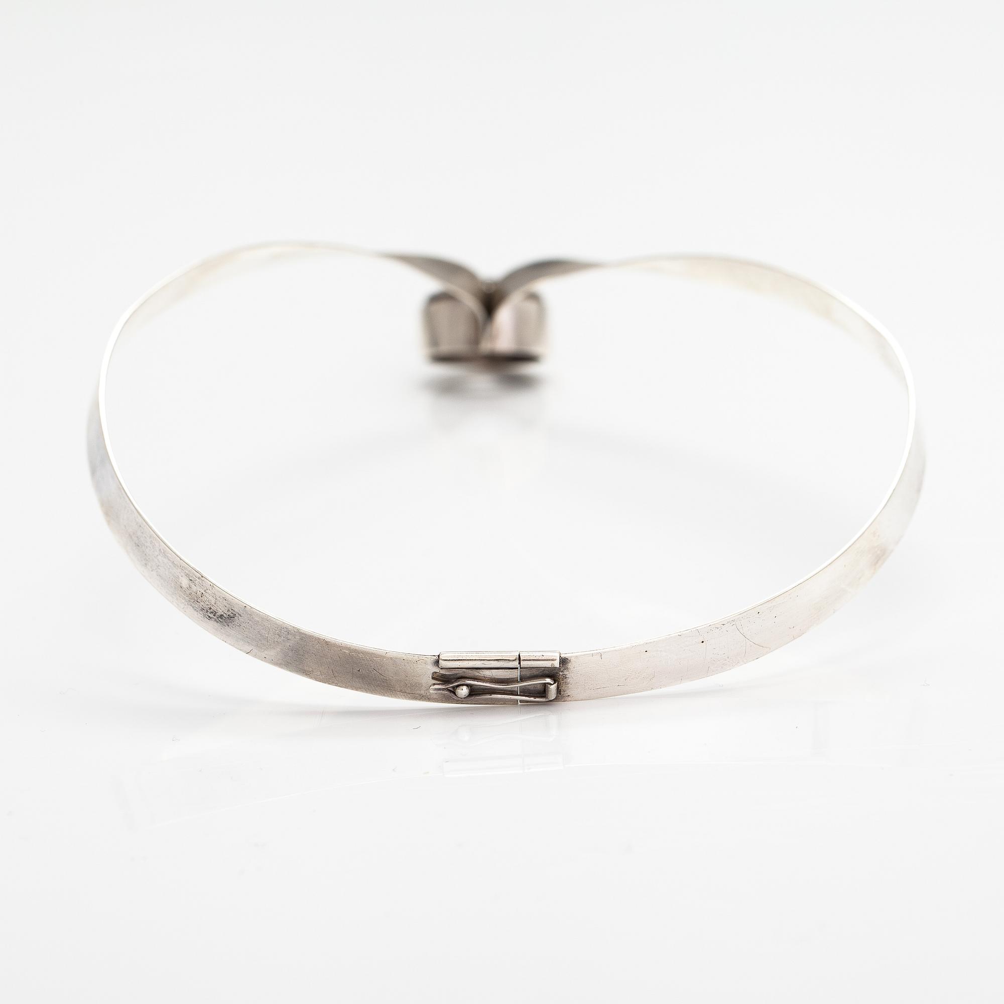 Kaulakoru, sterlinghopeaa ja vuorikristalli. Kaunis Koru, Helsinki 1972.