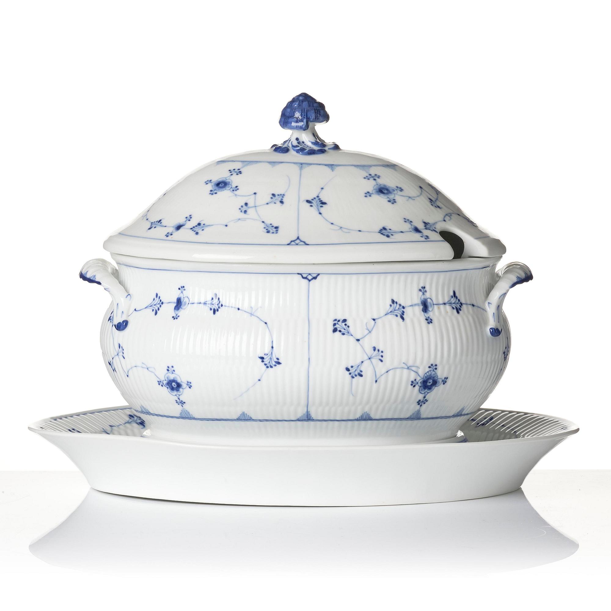 Terrin med lock och fat, porslin. Royal Copenhagen, "Musselmalet", Danmark, 1800-tal.