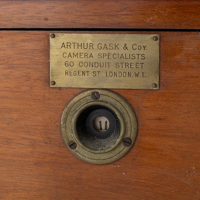 Mahogany tabletop stereoscope, circa 1900.