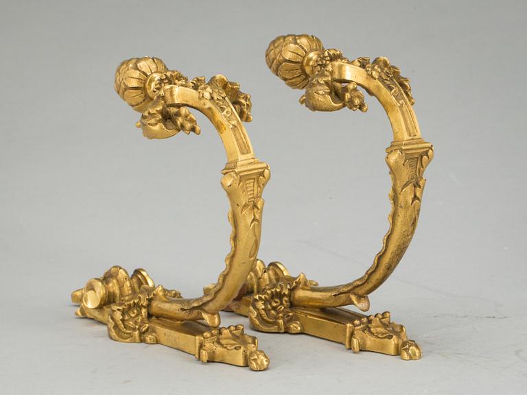GARDINOMTAG, förgylld metall, Frankrike, 1900-talets första hälft.