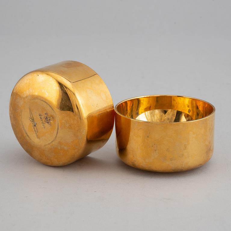 PIERRE FORSSELL, a gilt brass flask and six cups, Skultuna.