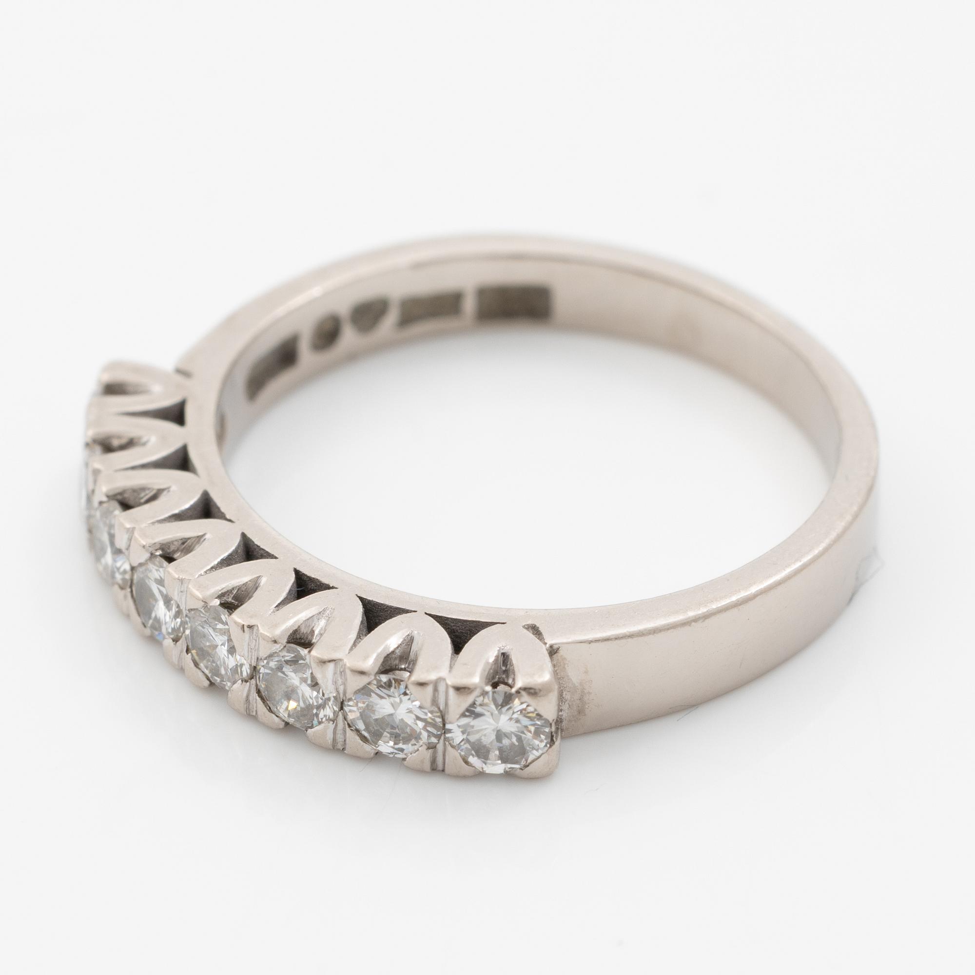 Ring in 18K white gold with brilliant-cut diamonds.