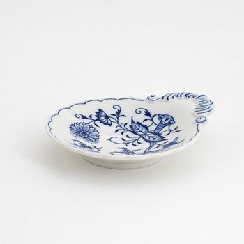 A 22-piece 'Blue Onion' porcelain coffee service, Meissen, first half of the 20th Century.