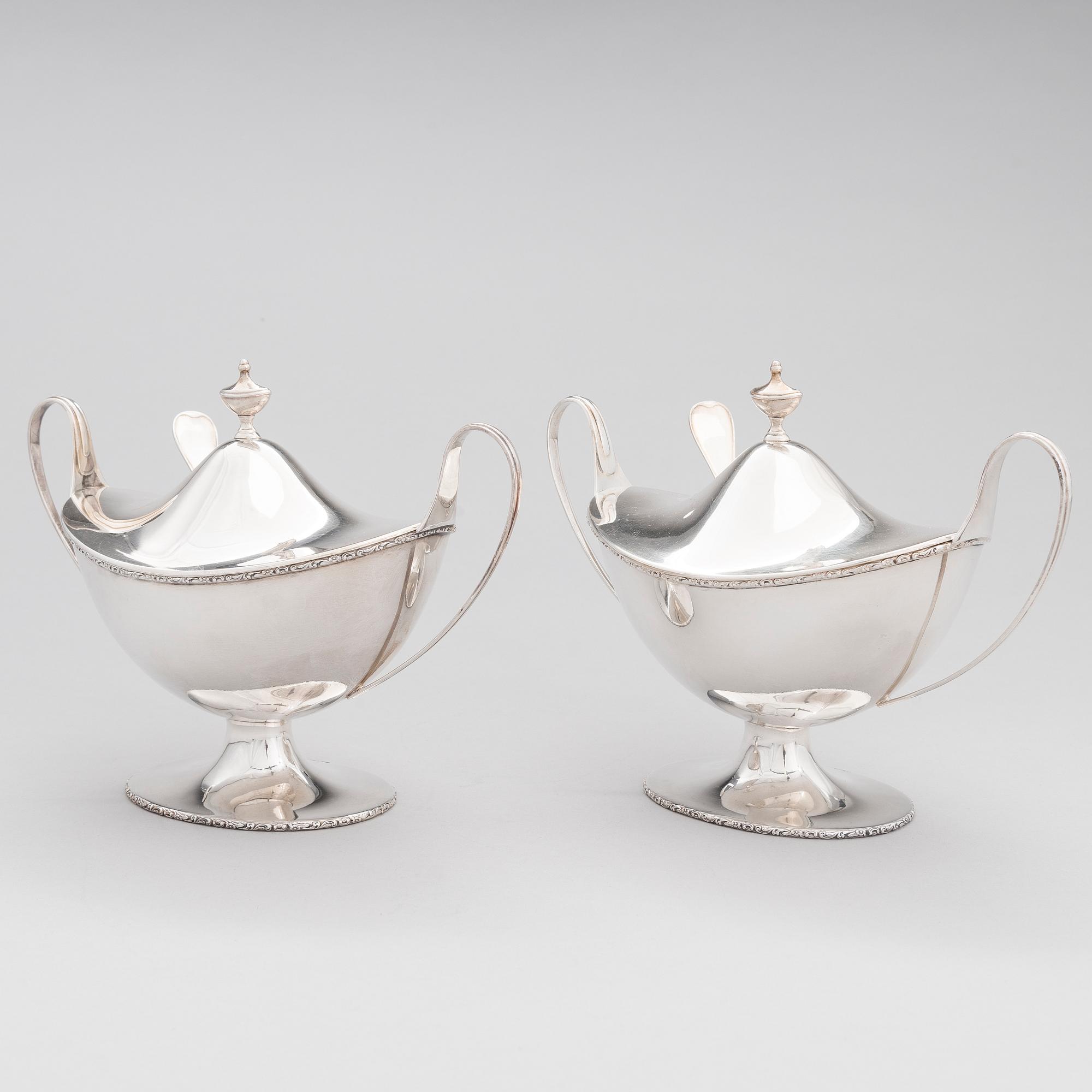 Firma CARL FREDRIK CARLMAN, SOCKERSKÅLAR med STRÖSKEDAR, ett par, silver, gustaviansk stil, Stockholm 1928-29.