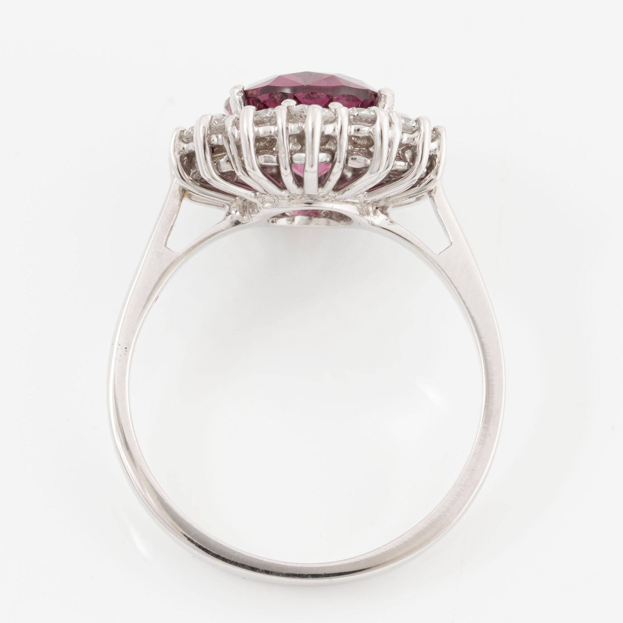 Ring, cluster ring, 18K white gold with pink garnet and brilliant-cut diamonds.