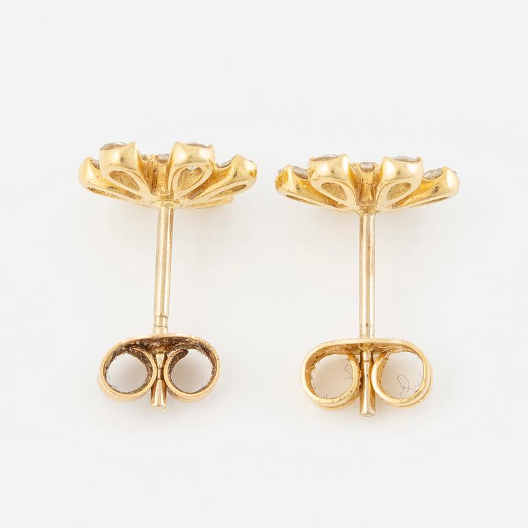 Earrings, a pair, 18K gold with brilliant-cut diamonds, flower-shaped.