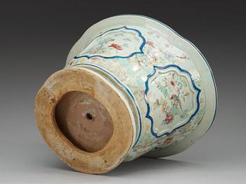 A famille rose flower pot, late Qing dynasty.