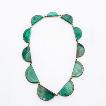 Halsband, ring och armband med slipade malakiter, Kina 1900-talets första hälft.