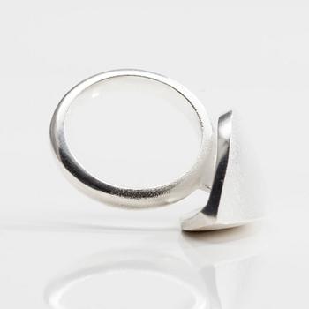 RING, sterling silver, "Shade" Pekka Hirvonen, Lapponia 2000-tal. Vikt 12,6 g.