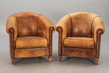 CLUBFÅTÖLJER, ett par. 1900-talets första hälft.