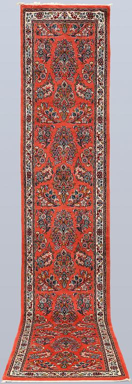 A Sarouk runner, approx. 440 x 81 cm.