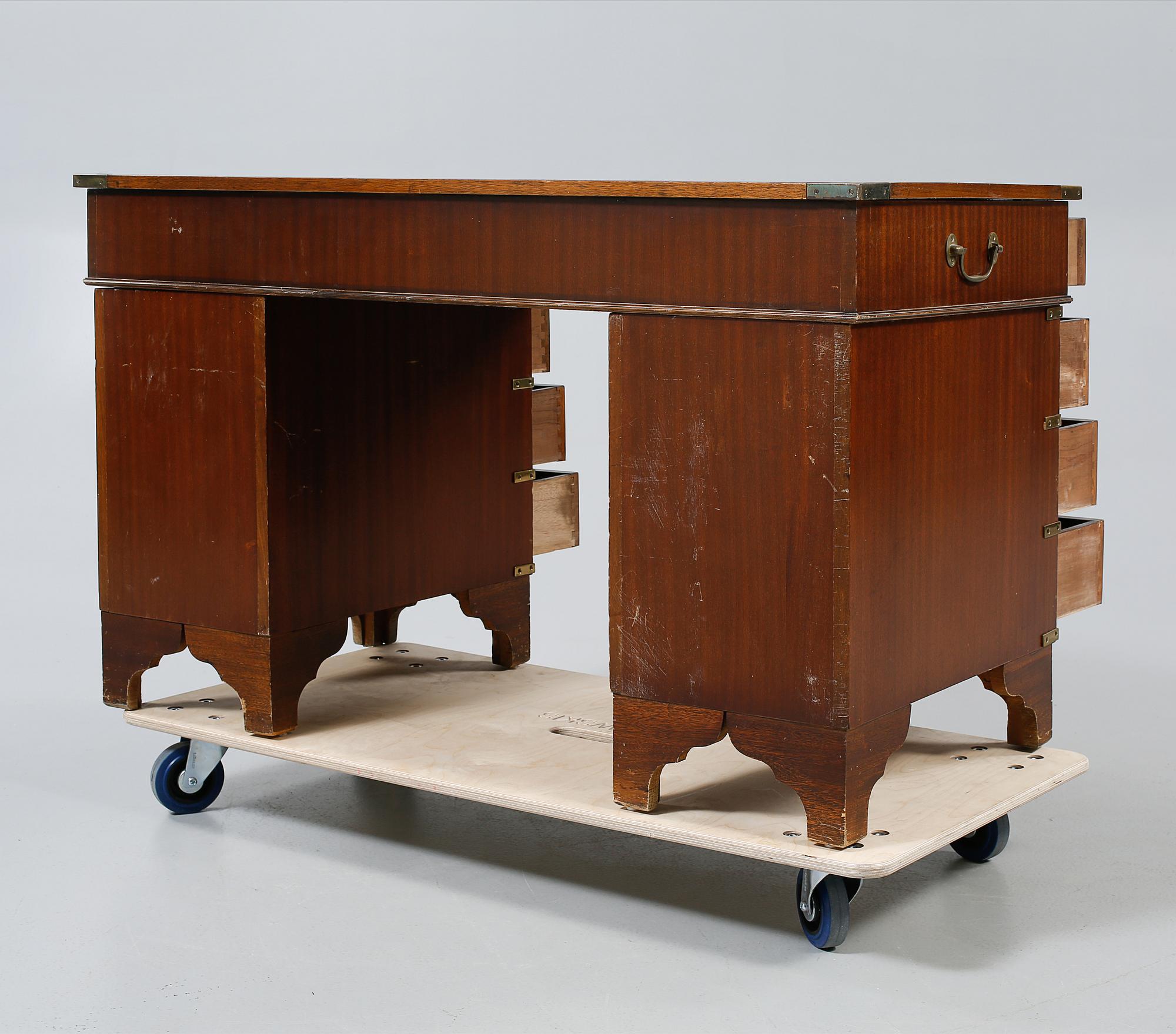 SKRIVBORD, engelsk stil. 1900-talets andra hälft.