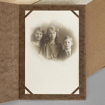 FOTOALBUM, ca 40 bilder, Jugend, omkring år 1900.